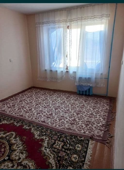 Zafar restorani yaqinida 1 xonali kvartira sotiladi